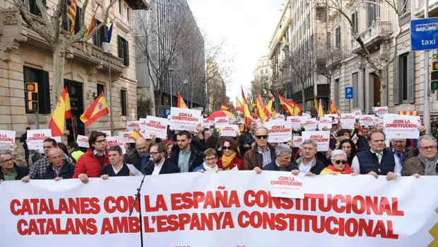 Momento en el que Rafael Arenas lee el manifiesto de la concentración en Barcelona