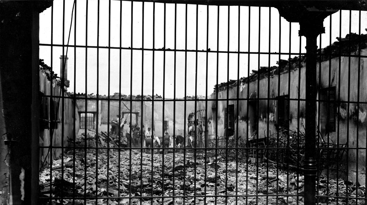 Uno de los dormitorios que quedó totalmente destruido por el fuego (Foto, Julio Duque. “ABC")