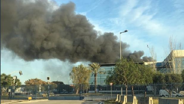 Un incendio afecta la planta de Seat en la Zona Franca