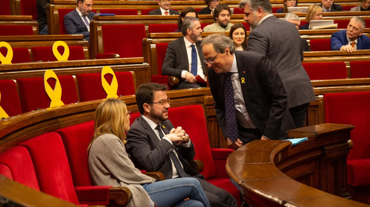 El presidente de la Generalitat, Quim Torra (d) habla con el vicepresidente de la Generalitat, Pere Aragonès, y la consellera de Presidencia, Elsa Atardi, durante un pleno en el Parlament
