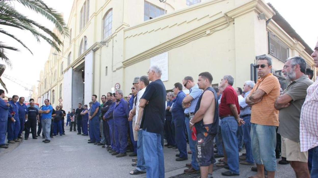 Trabajadores de Unión Naval en una manifestación de duelo por la muerte de varios compañeros