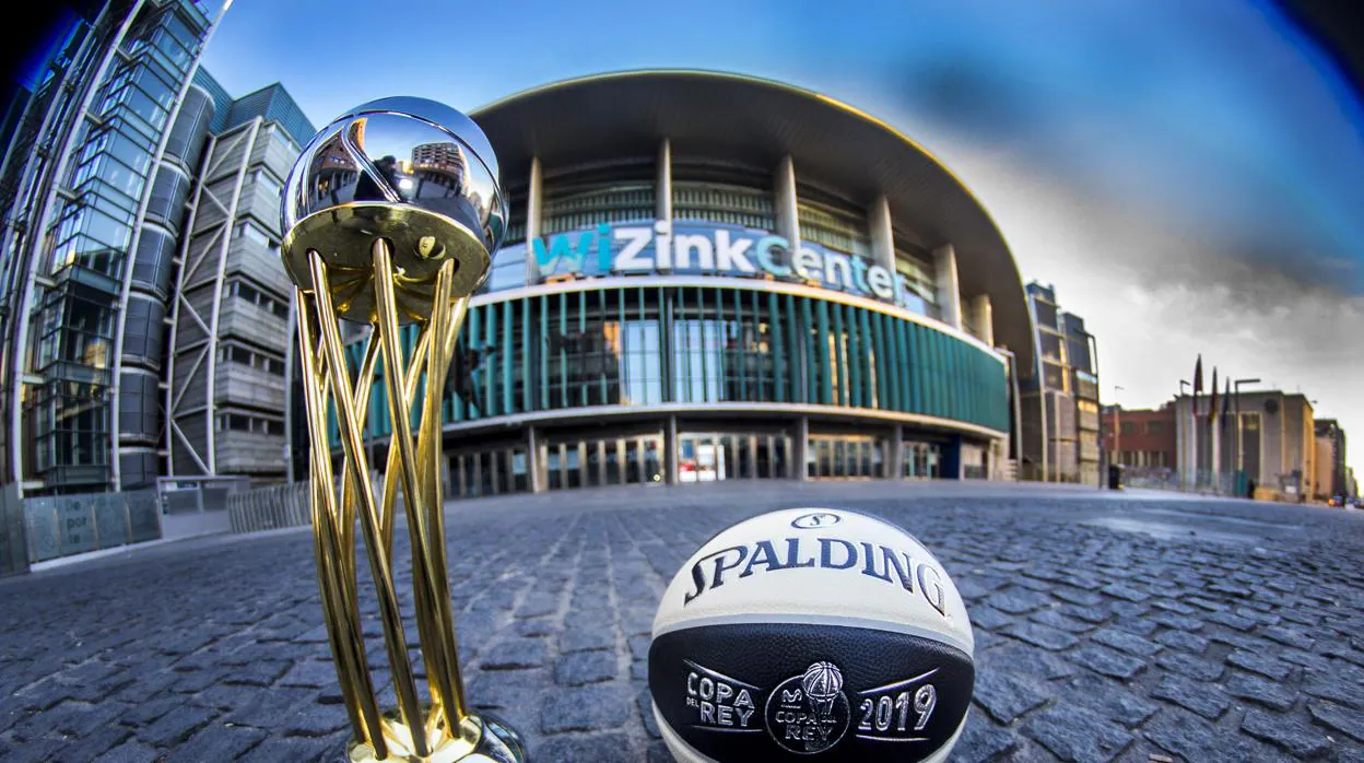 El trofeo de la Copa del Rey de Baloncesto, frente al WiZink Center