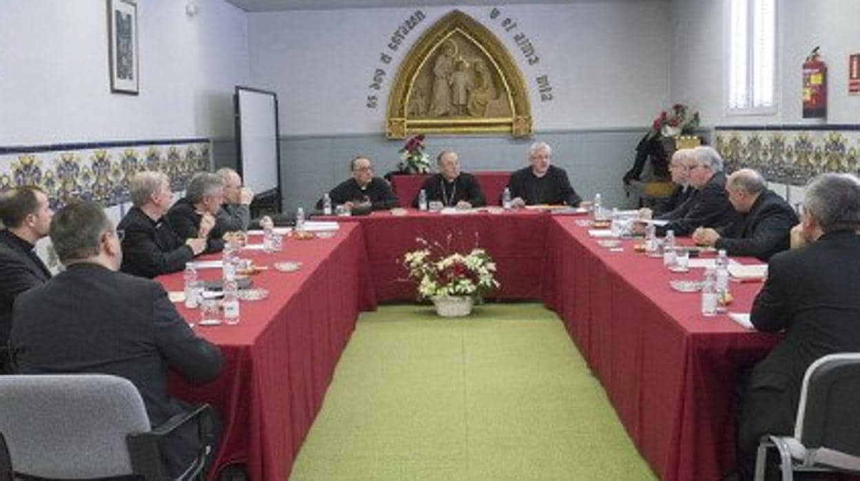 Los obispos catalanes, durante la reunión celebrada en Tiana (Barcelona)