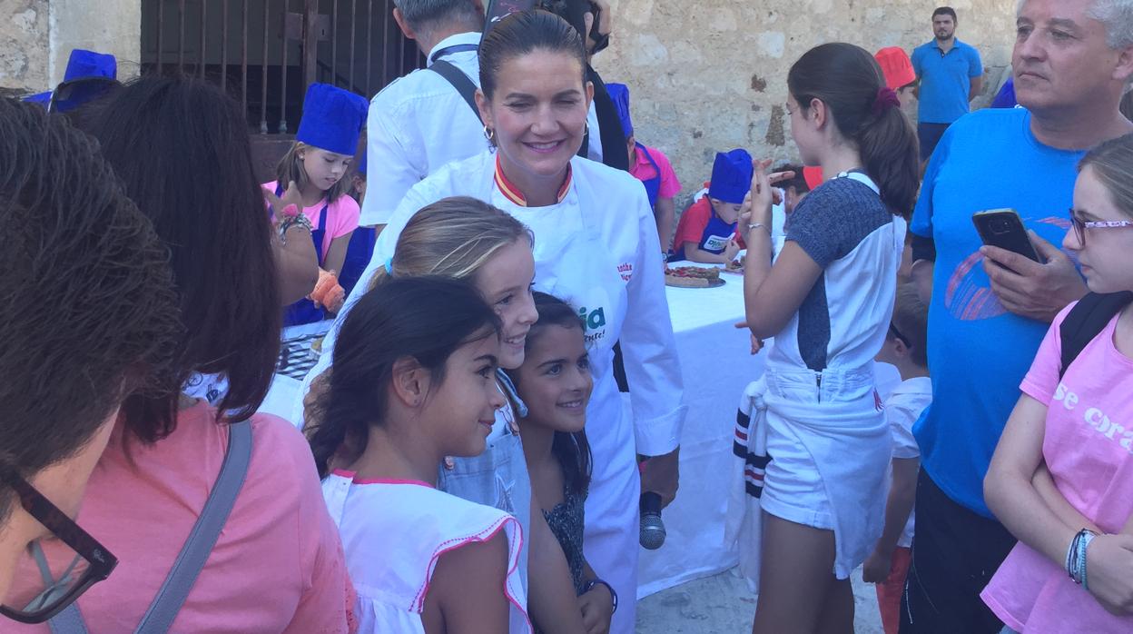 Samantha Vallejo-Nákera, el pasado verano, durante el I Concurso Infantil de Tartas Provincia de Segovia que tuvo lugar en Pedraza