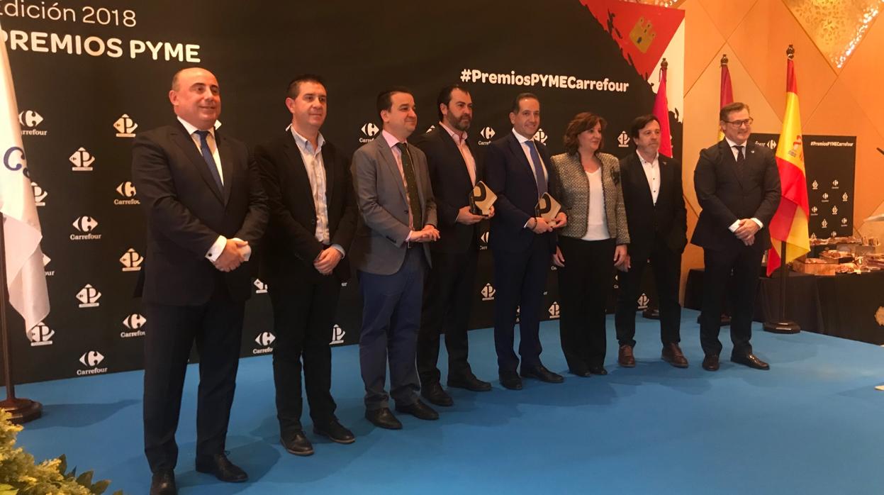 Miguel Ángel España, junto a los consejeros de Agricultura y Economía, recogió el premio