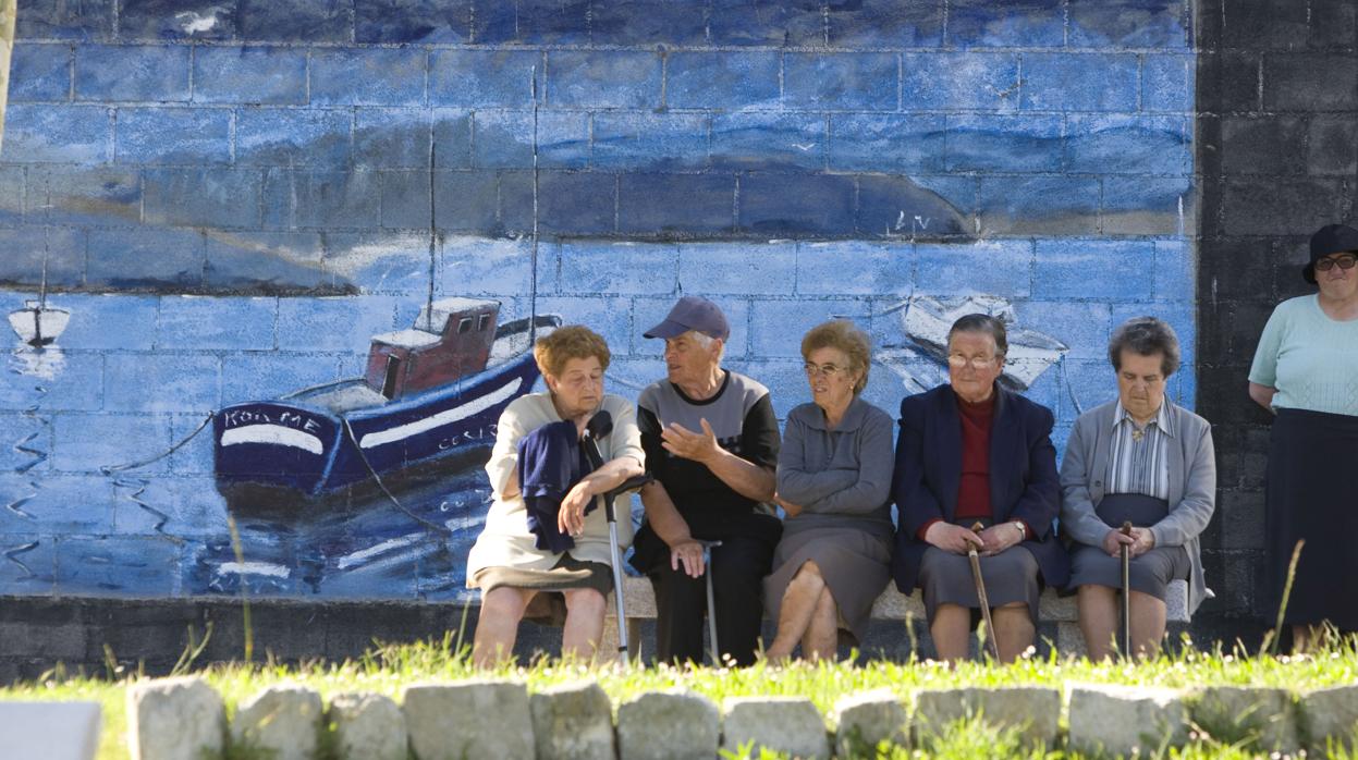 Un grupo de mayores en la localidad coruñesa de Corme