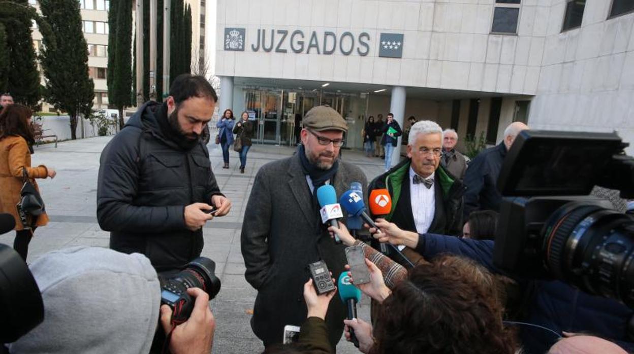 Matiño Noriega atiende a los medios a su llegada al juicio por las estatuas del Maestro Mateo