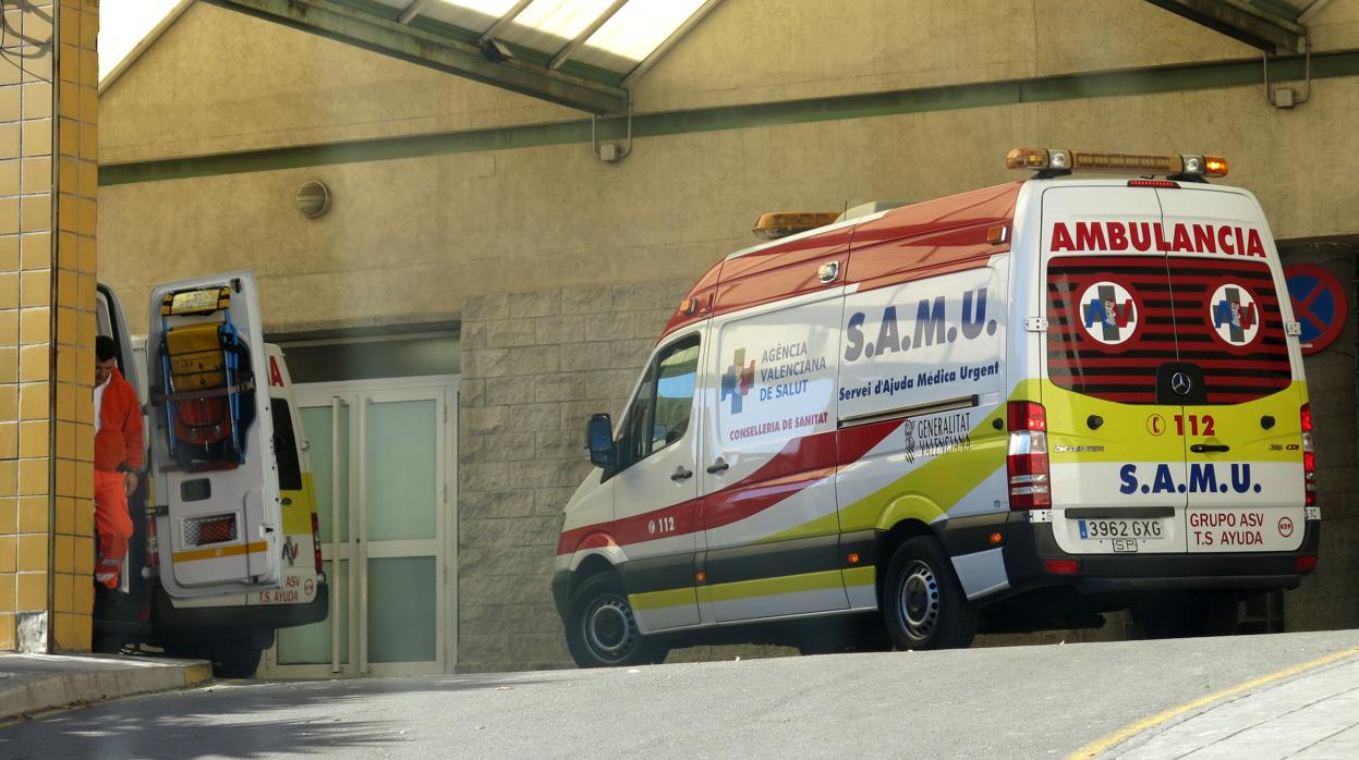 Imagen de archivo de una ambulancia del SAMU en el Hospital de Alicante