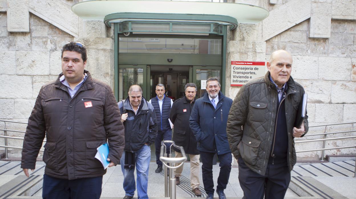 Los taxistas abandonan la Consejería de Transporte tras su breve intervencíon en el Comité Regional