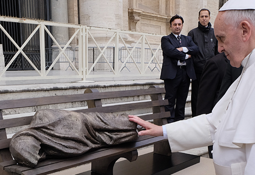 El Papa Francisco, ante la copia de la escultura en el Vaticano