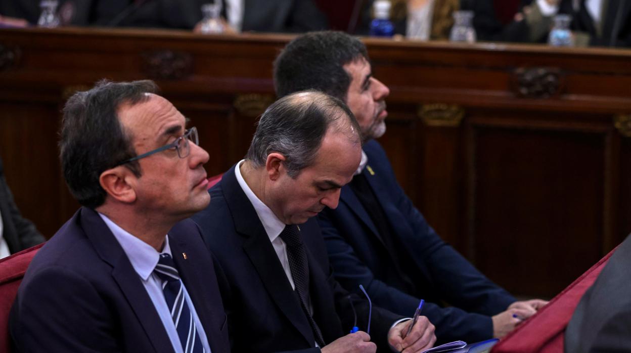 Jordi Sánchez (d), expresidente de ANC; Jordi Turull (c), exconsejero de Presidencia; y Josep Rull (i)