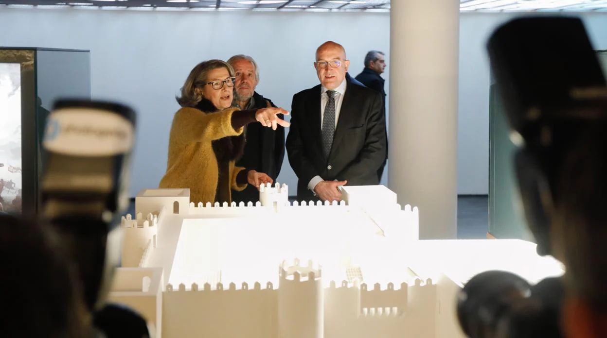 Jesús Julio Carnero recibe las explicaciones de la directora del Museo de Valladolid, Eloísa Wattenberg, ante la maqueta de un castillo