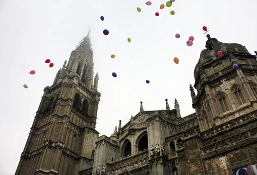 Suelta del globos en la plaza del Ayuntamiento