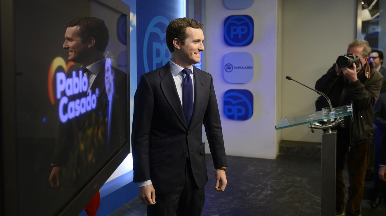 Pablo Casado, junto al primer cartel electoral de la precampaña del Partido Popular