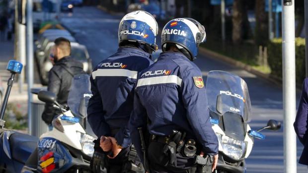 Hospitalizado el vigilante de un «súper» al que golpeó un cliente con un arma como las de la Policía