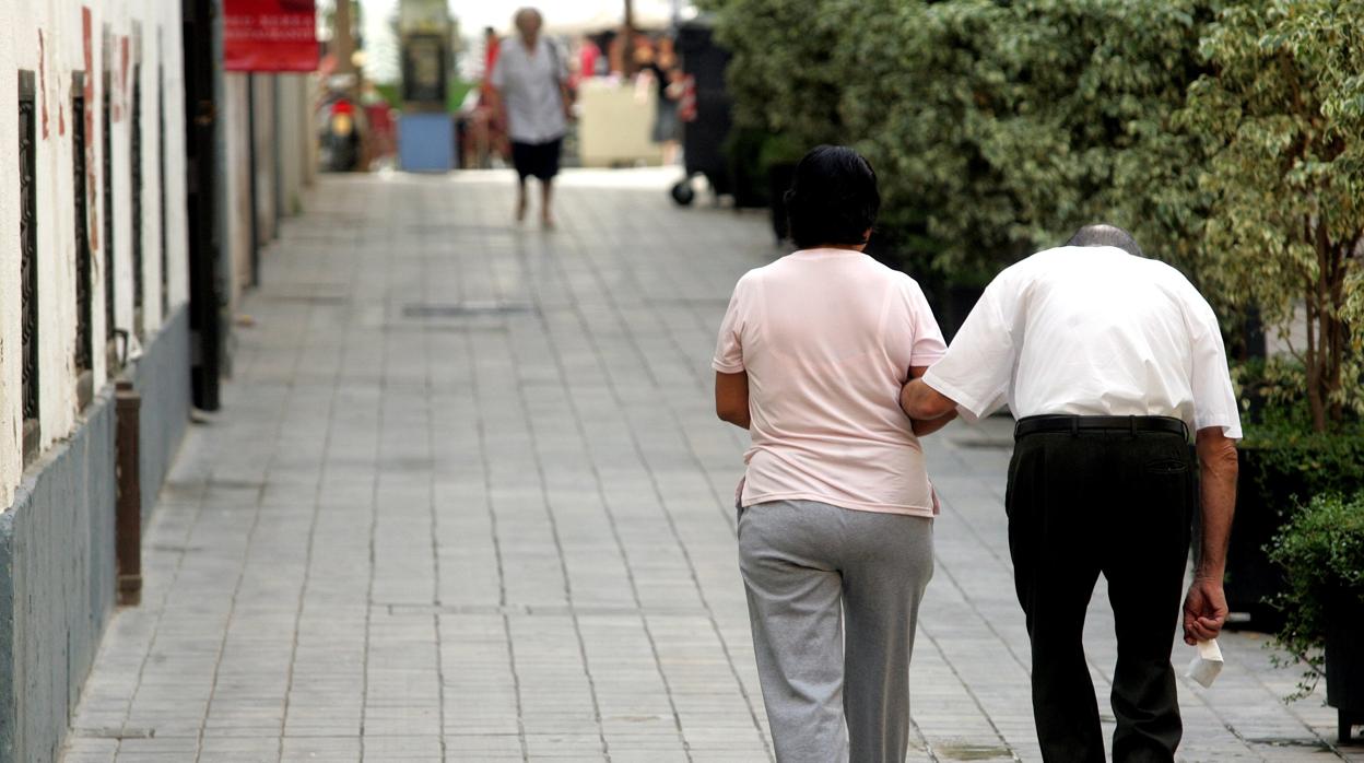 Imagen de archivo de dos ancianos paseando por el centro de Valencia