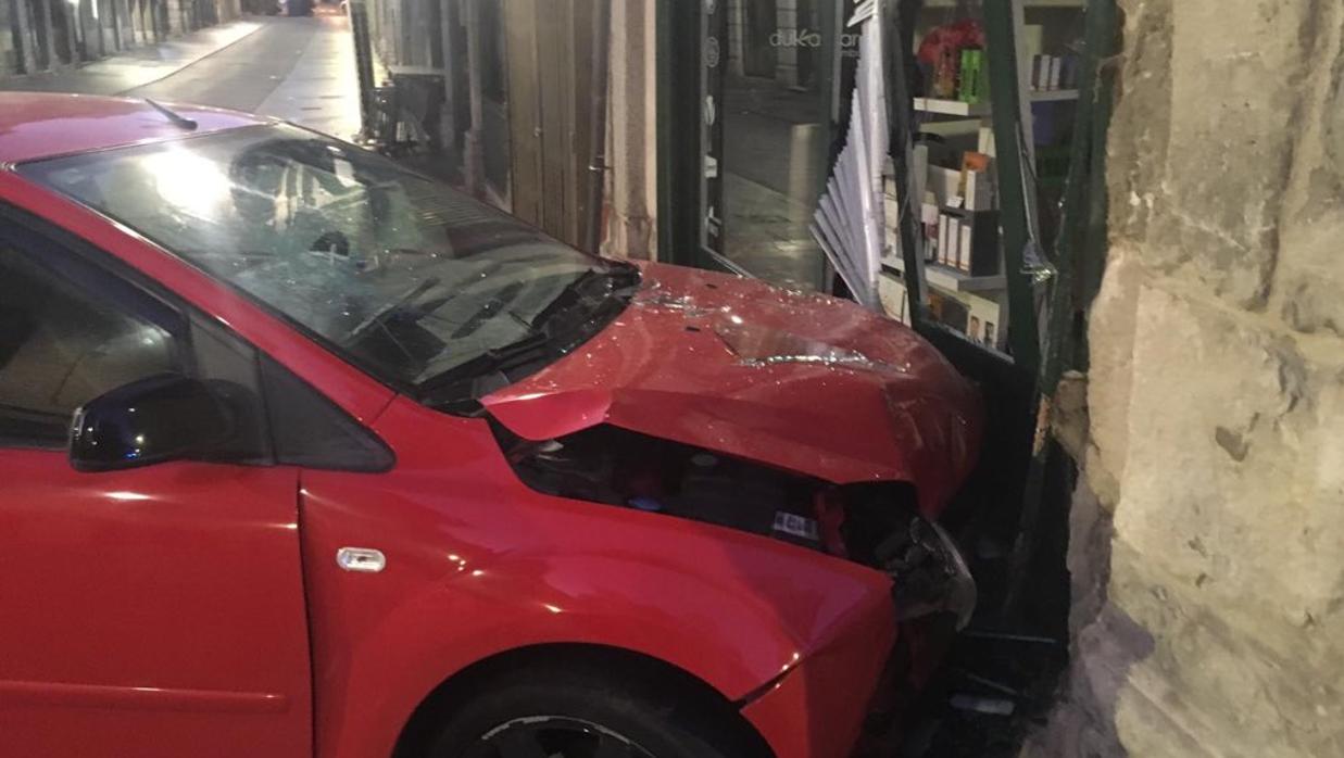 El conductor del vehículo ha dado positivo tras empotrarse contra un escaparate en Valladolid