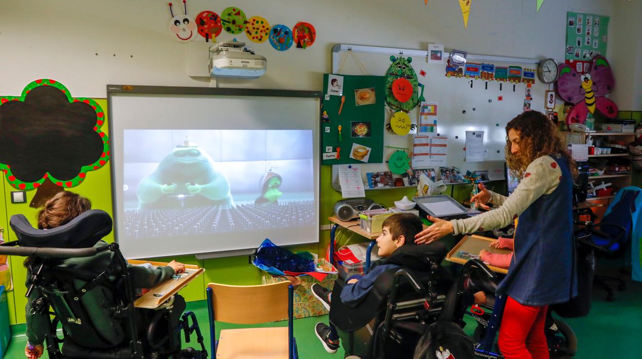 Un aula de alumnos gravemente afectados, trabajando con su tutora Esther en el centro Carrechiquilla, de Palencia