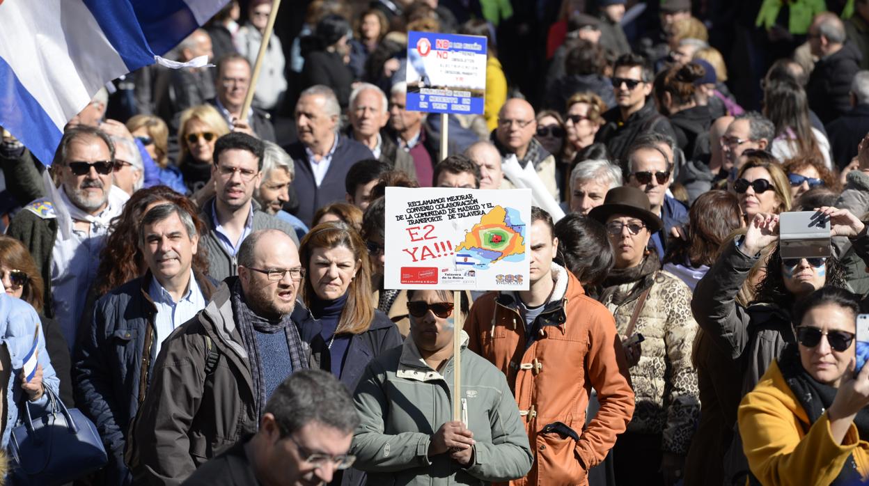 Los manifestantes llenaron la plaza del Ayuntamiento durante la mañana de este domigno