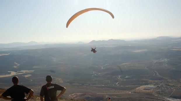 Fallece al precipitarse al monte mientras practicaba parapente en Guadalajara