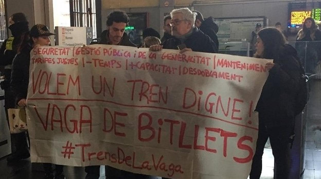 Algunos manifestantes en una estación de Renfe de Cataluña