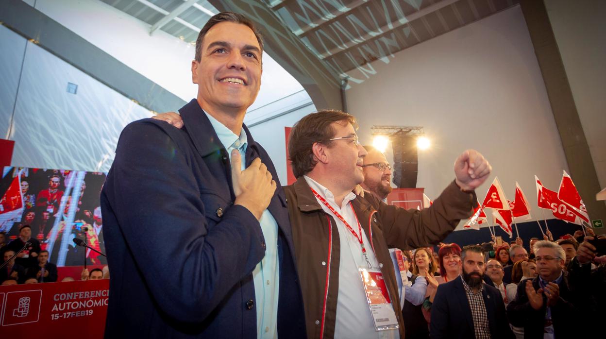 Pedro Sánchez y Guillermo Fernández Vara en un acto este domingo en Mérida