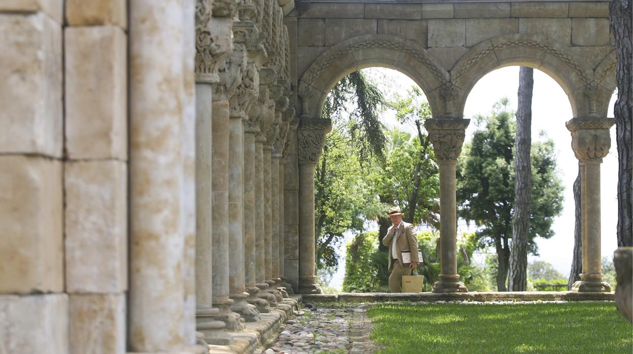 Arcadas claustrales situadas en el jardín de Mas del Vent, en Palamós