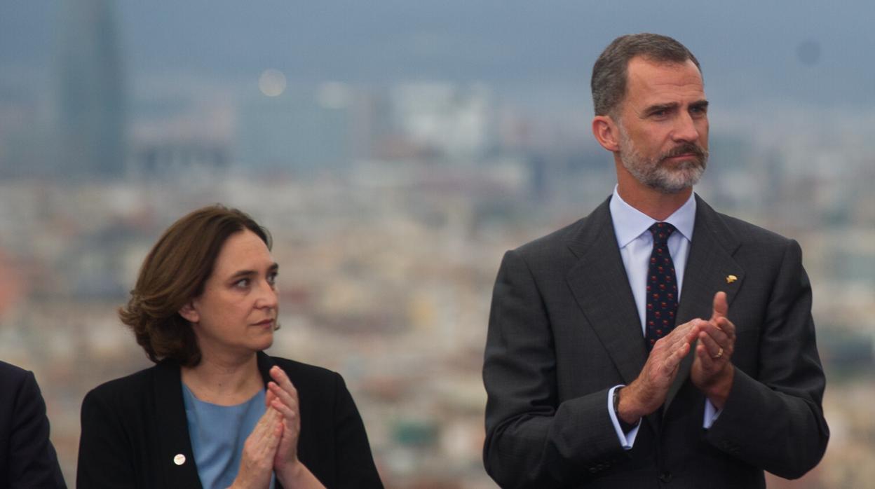 El Rey Don Felipe y la alcaldesa de Barcelona