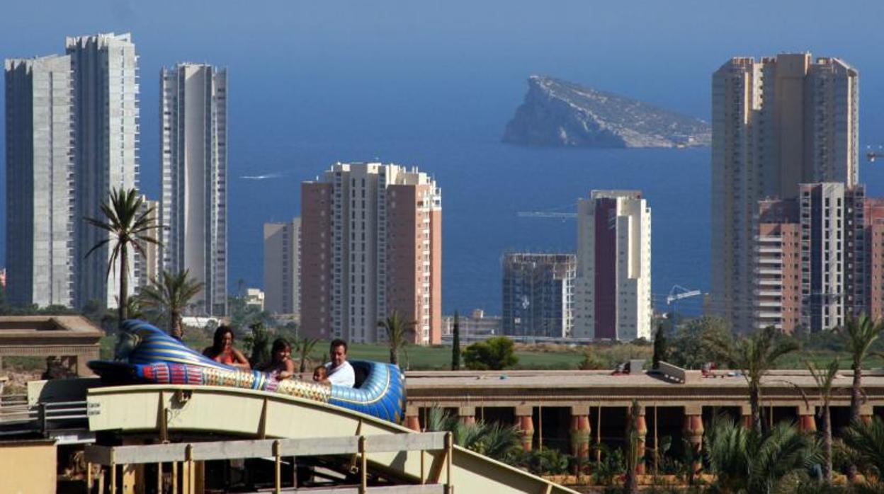 Vista panorámica de varios rascacielos de Benidorm, con el islote al fondo