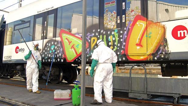 Cárcel para tres grafiteros por parar un tren con una barricada para pintarlo