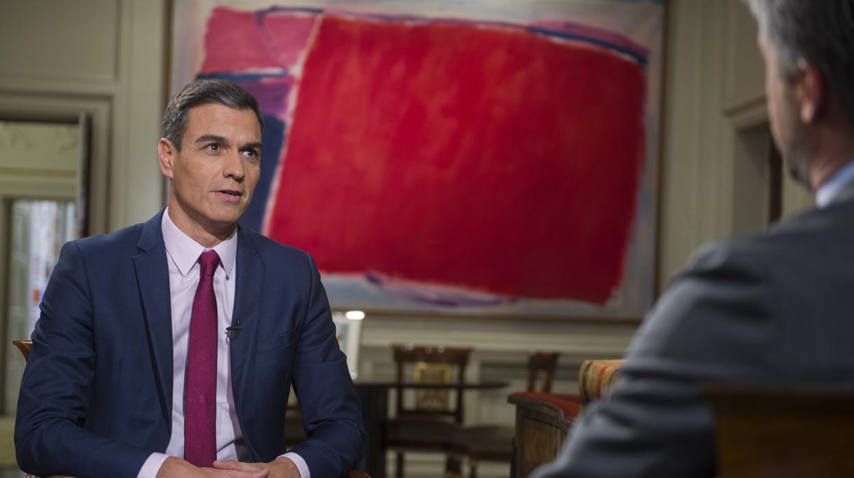 El presidente del Gobierno, Pedro Sánchez, este lunes en una entrevista con TVE desde el Palacio de la Moncloa