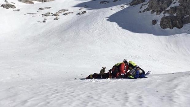 Así se la juegan en un difícil rescate de alta montaña