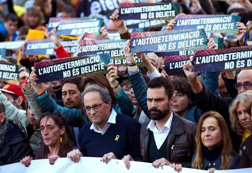 Quim Torra y miembros del gobierno catalán en la última manifestación independentista