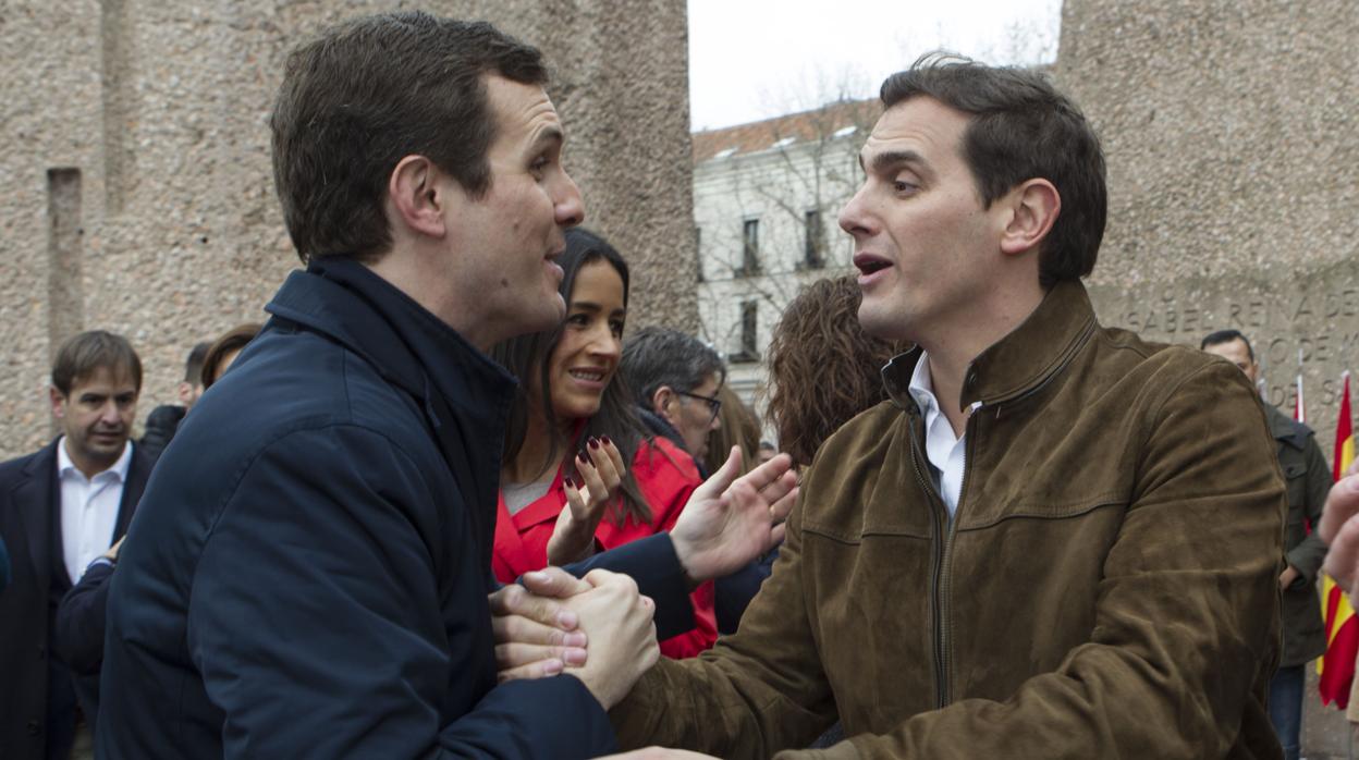 El presidente del PP, Pablo Casado, junto al de Ciudadanos, Albert Rivera