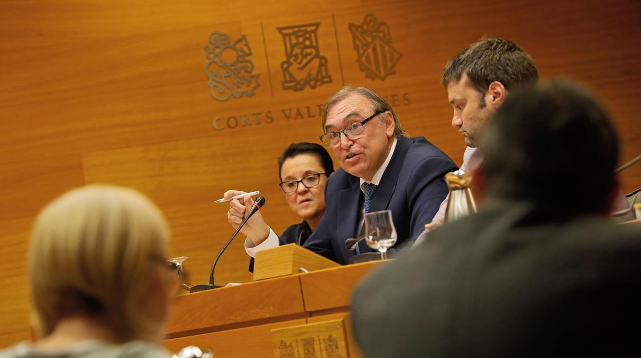 Arcadio Mateo, durante la comisión de investigación en las Cortes