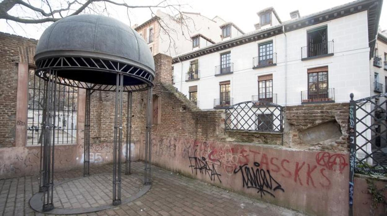 El muro del jardín del Príncipe de Anglona, ayer, lleno de pintadas