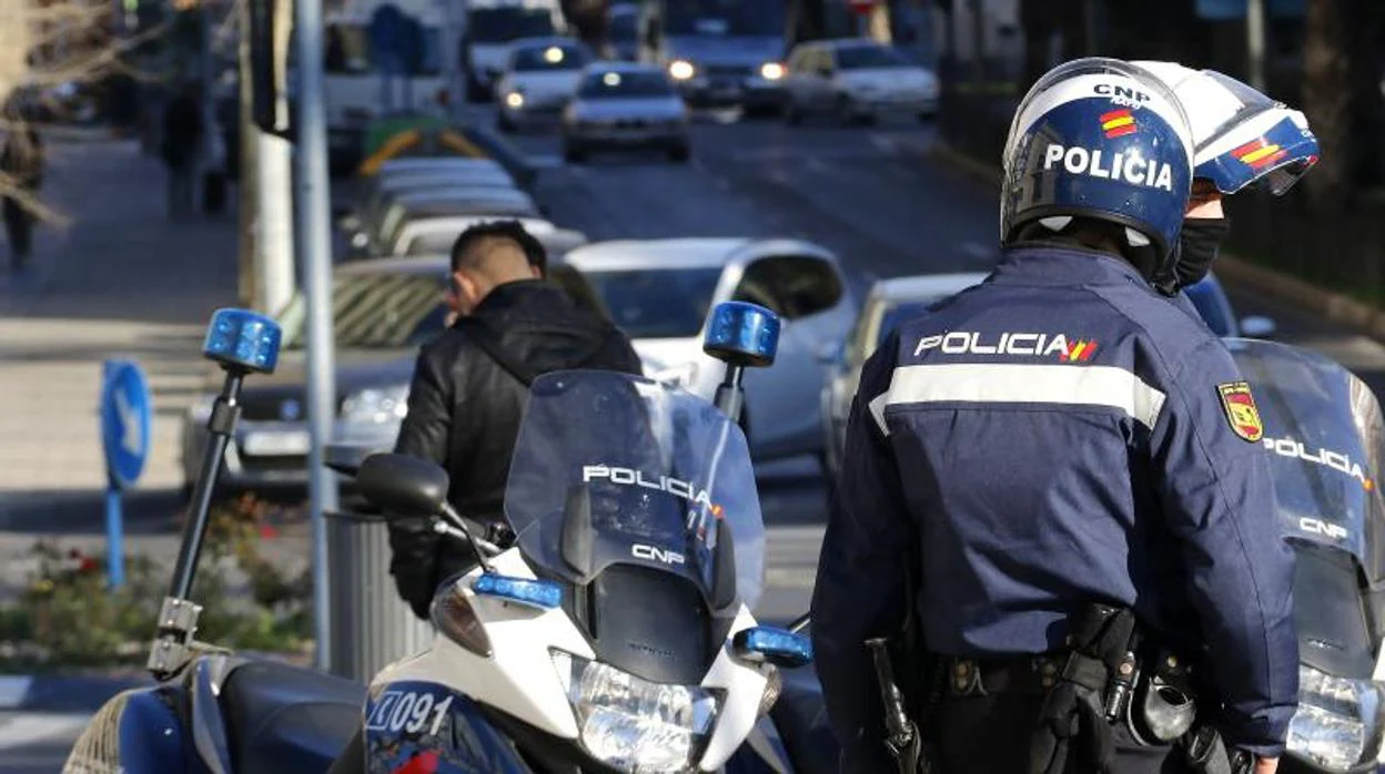 Agentes de la Policía Nacional de Alicante con un joven sospechoso