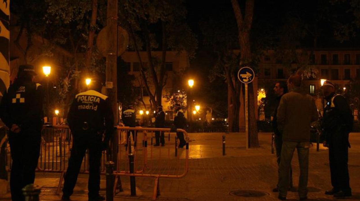 La Policía Municipal interviene en un botellón en la plaza del Dos de Mayo, en el corazón de Malasaña