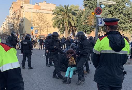 La Policía levantando la «sentada« de Sants (Barcelona)