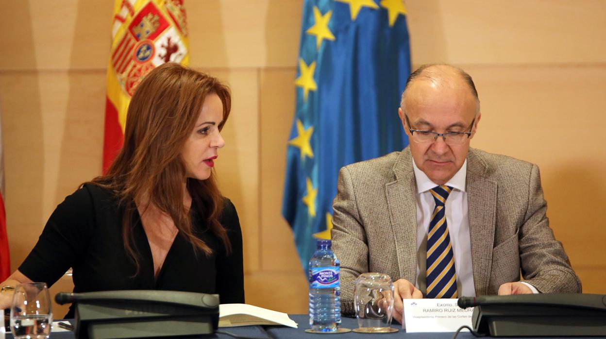 El presidente en funciones de las Cortes, Ramiro Ruiz Medrano, junto a la ya ex presidenta, Silvia Clemente