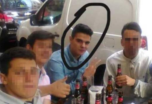 El joven, con su grupo de amigos