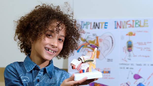 Fernando, el niño de 8 años de Valladolid que ha ideado un implante auditivo revolucionario