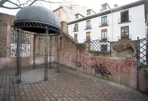 El muro del jardín del Príncipe de Anglona, vandalizado