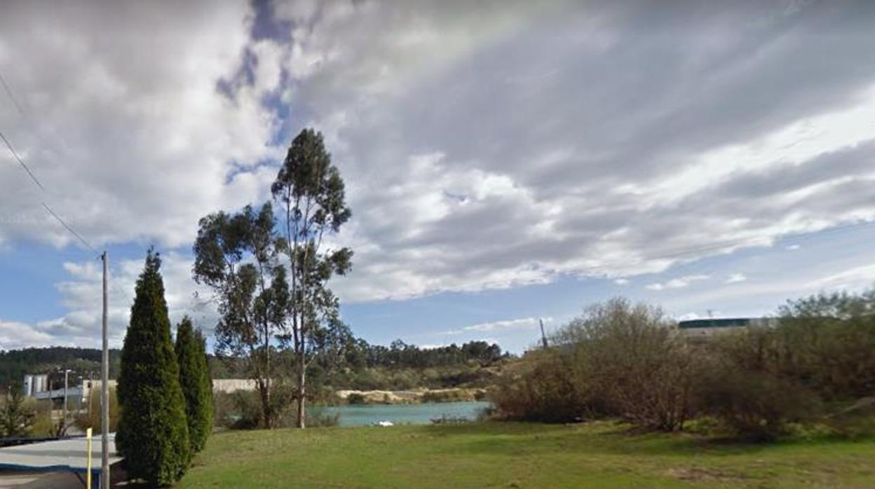 Imagen de la laguna, en una zona industrial de Salceda de Caselas, en la que se refugió la víctima