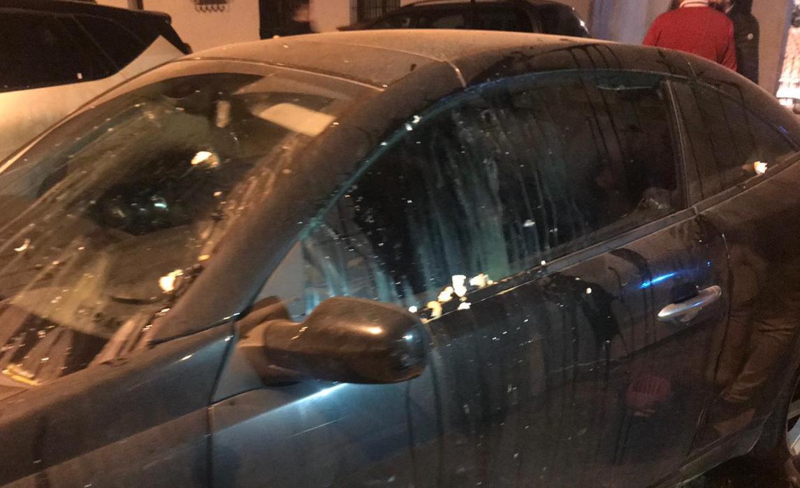 Uno de los coches que fueron atacados hoy sábado en Osona, propiedad de simpatizantes del PP