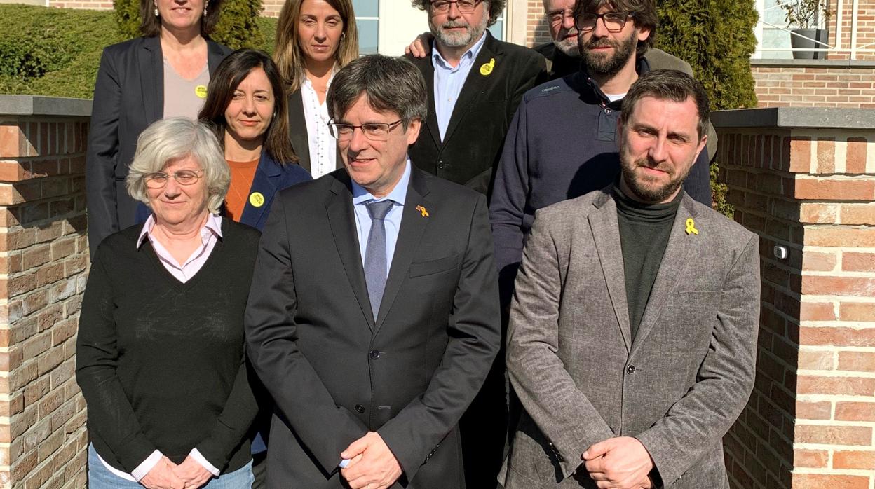 El fugado Carles Pugidemont, ayer con otros consejeros huidos y una comitiva secesionista en Bruselas