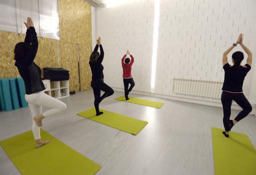 Las clases de yoga relajan mientras los niños realizan otra actividad