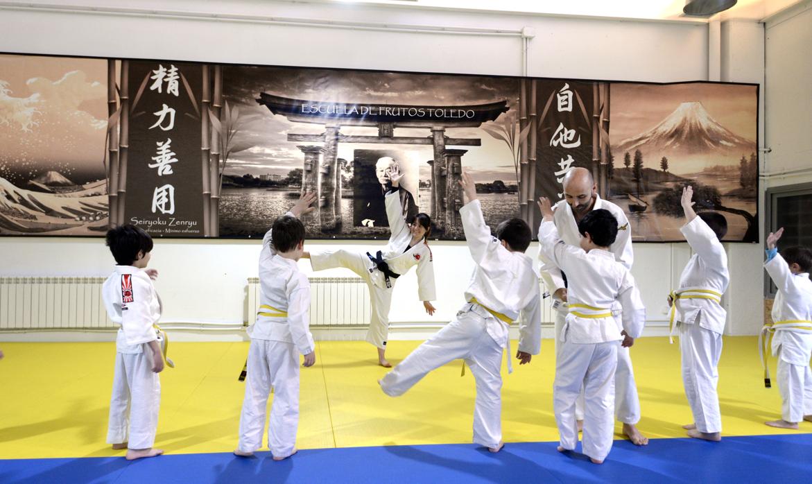 Un grupo de niños en clase de judo con Santiago González