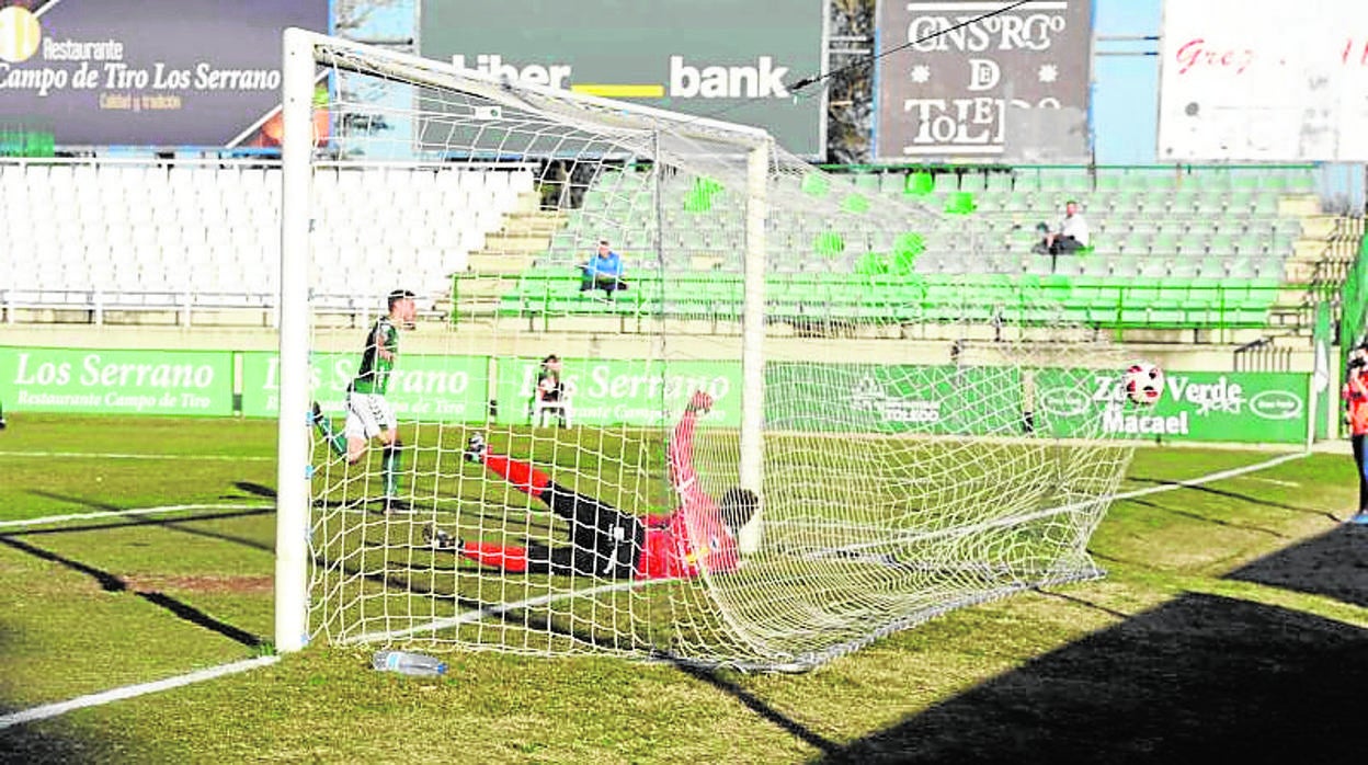 El delantero del Toledo Manu Gavilán marcó de cabeza