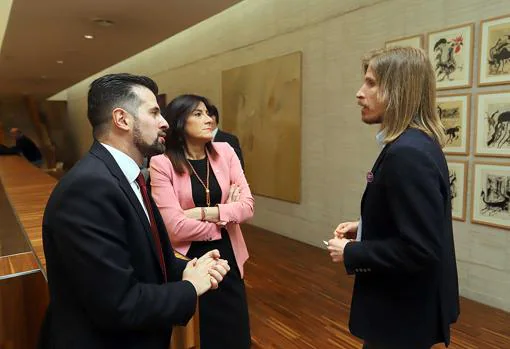 Pablo Fernández (Podemos) conversa con los socialistas Tudanca y Ana Sánchez